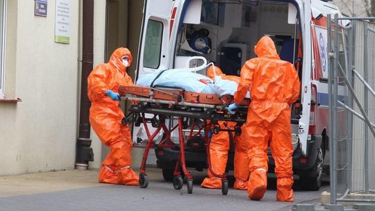Pacjent zakażony koronawirusem przewieziony z Bełżyc do szpitala w Lublinie