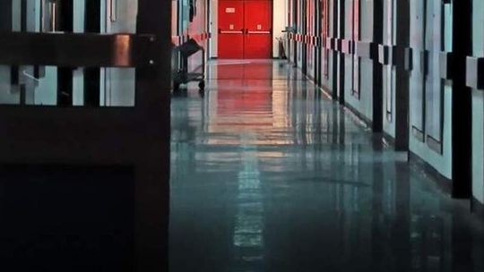 Pacjent zmarł na korytarzu szpitala. Lekarz zdjęty z dyżurów