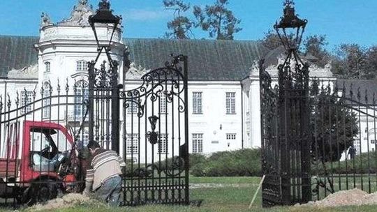 Pałac Potockich: Rzeźby i Żelazna Brama już po konserwacji 