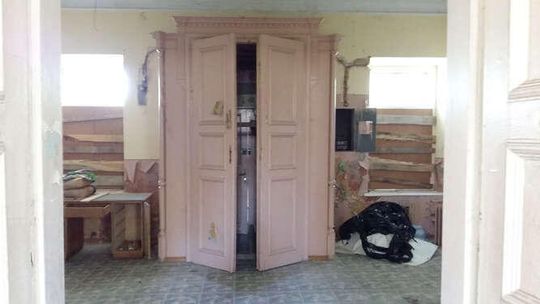 Pałac w Orłowie Murowanym umiera też od środka