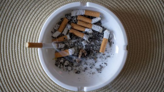 Palenie zwiększa ryzyko poważnych objawów COVID-19 i hospitalizacji