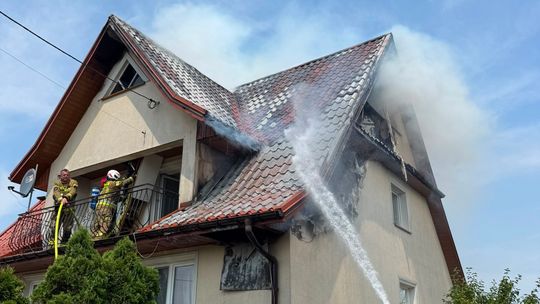 Pali się dom, strażacy walczą z ogniem