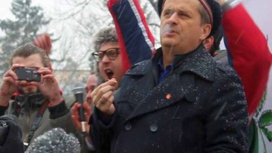 Palikot zapalił skręta przed Sejmem 