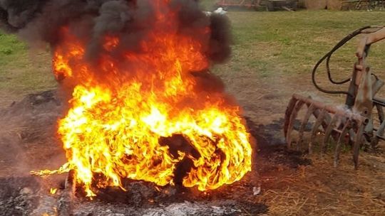 Palił oponę na działce, zauważyli to policjanci