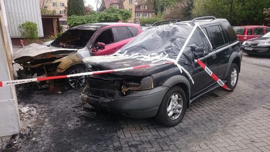 Paliły się trzy samochody w Lublinie. Policja ustala okoliczności pożarów [zdjęcia]