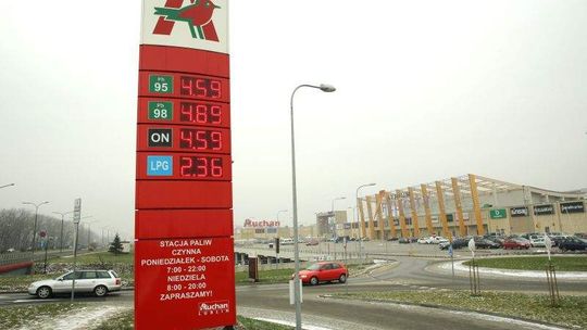 Paliwo nadal tanieje. Przed świętami zatankujemy za 4,5 zł?