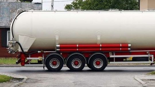 Paliwo znikało z cysterny podczas transportu. W jaki sposób je kradli?