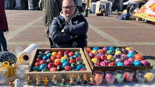 Palmy, pisanki, kurczaczki i koszyczki. Kiermasz Wielkanocny trwa