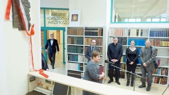 Pamiątkowa płaskorzeźba dla ojca dyrektora