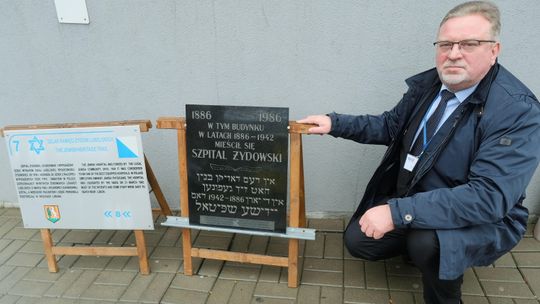 Pamiątkowa tablica wraca na swoje miejsce. Dawniej był tu Szpital Żydowski