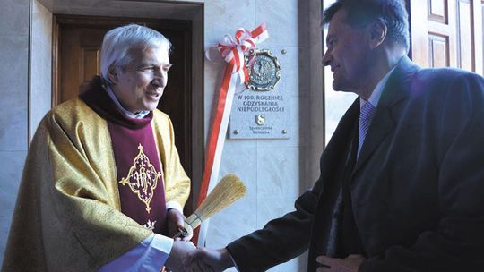 Pamiątkowe tablice w kościołach za pieniądze z miejskiego budżetu i msze dziękczynne z udziałem władz