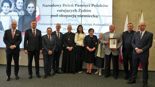 Plansze wystawy o rodzinie Ulmów przy Poczcie Głównej w Lublinie; ekspozycja przypomina o losach Polaków, którzy zostali zamordowani przez Niemców za ukrywanie Żydów.