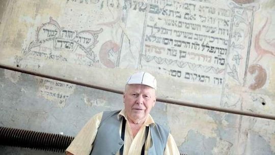 Pan Antoni kupił synagogę, chce otworzyć izbę pamięci. "To zupełny ewenement"