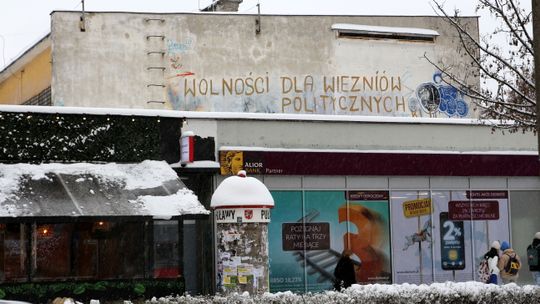 Pan Dariusz miał 18 lat. Rodzicom powiedział, że idzie pobiegać. Po 40 latach lepiej widać napis, który kłuł w oczy komunistów