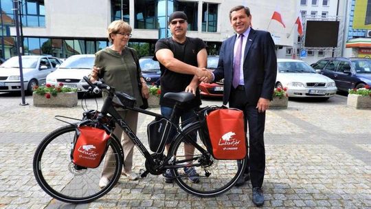 Pan Janusz jedzie rowerem dookoła Polski. Dla 2-letniej Bianki