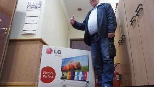 Pan Jerzy wygrał telewizor, dziś go odebrał z redakcji Dziennika Wschodniego