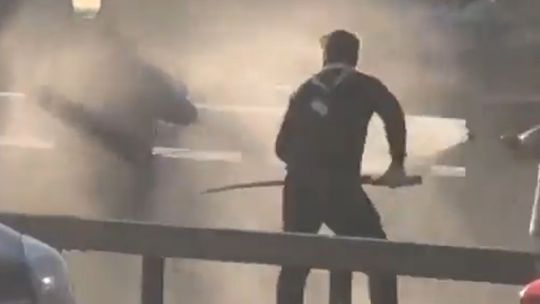 Pan Łukasz pomógł obezwładnić terrorystę z Londynu kłem narwala. Kim jest bohater z Polski?