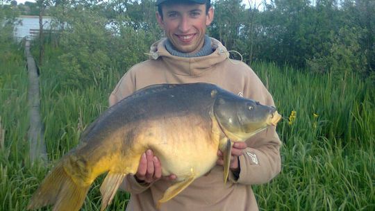 Pan Marek złowił wielkiego karpia