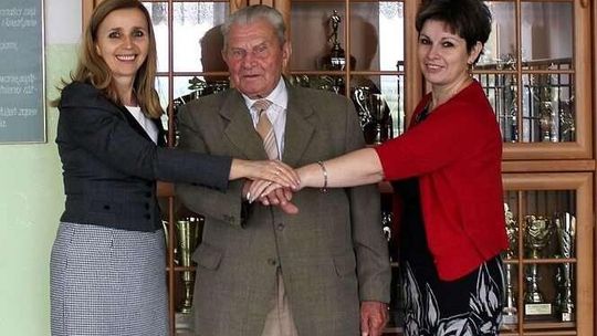 Pan Mieczysław założył prywatną fundację i będzie pomagać uczniom