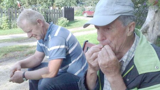 Pan Piotr koncertuje grając na liściu 