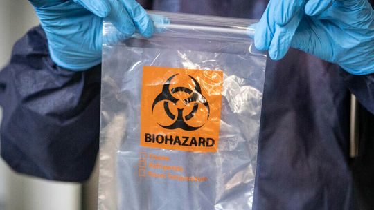 Pandemia koronawirusa w Indiach: Brakuje łóżek, leków, tlenu, a nawet miejsc pochówku