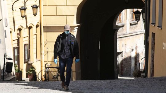 Pandemia koronawirusa w Polsce wygasa? Wskaźnik reprodukcji wirusa spadł poniżej jeden