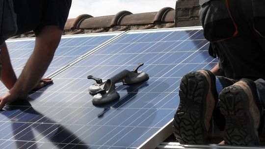 Panele nie tylko na domach, firmy też chcą prądu ze słońca