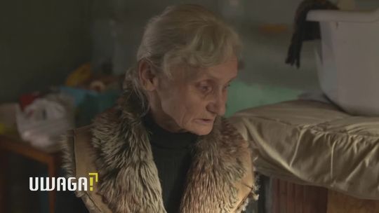 Pani Cecylia mieszka w zrujnowanej stajni. W nocy z synem owijają się folią