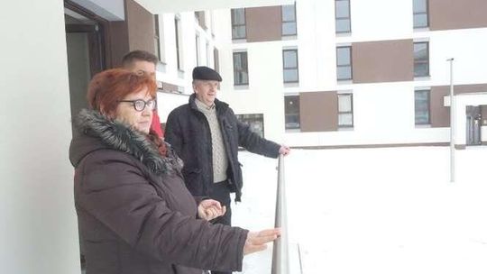 Pani Danuta wygrała mieszkanie w naszej loterii. Odebrała już klucze