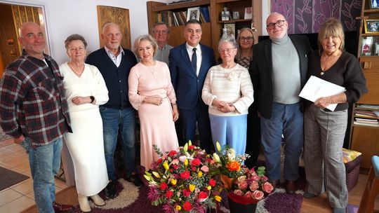 stulatka, urodziny pani Eleonory, zdjęcie grupowe