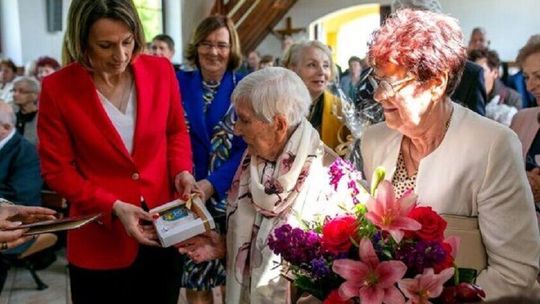 Pani Zofia ma 100 lat. Na urodzinach było 100 gości i 100 róż