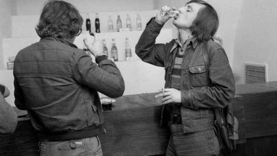"Panie majstrze, która godzina? A wiesz, ja też bym się napił". Alkohol w PRL-u [zdjęcia]