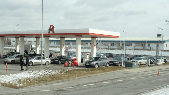 Kierowcy ustawiają się w kolejce do stacji paliw w obawie przed wzrostem cen związanym z sytuacją na Bliskim Wschodzie.