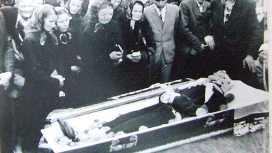 Panna w stroju weselnym, odtwarzacz video w trumnie. Dawne i współczesne zwyczaje pogrzebowe