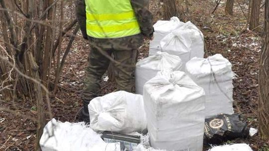 Papierosy leżały przy torach. Wspólnicy przemytnika nie zdążyli
