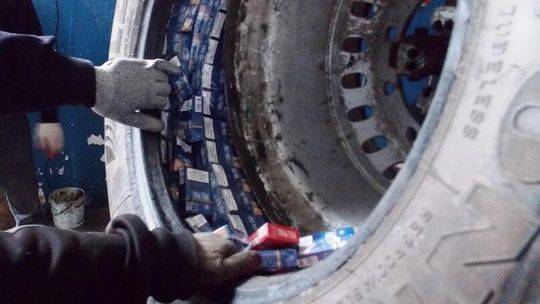 Papierosy ukrył w oponach i zbiornikach na paliwo (zdjęcia)