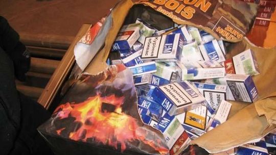 Papierosy ukryli w workach na węgiel drzewny (zdjęcia)