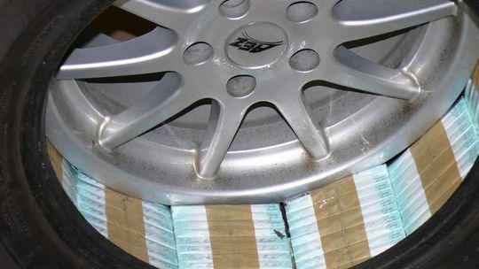 Papierosy w kole, komorze silnika i skrzyni biegów. Celnicy nie dali się oszukać