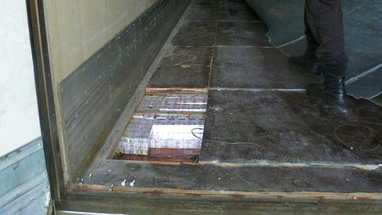 Papierosy za 200 tys. zł w podłodze ciężarówki