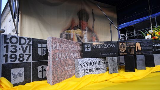 \"Papieski\" kamień z Zamościa utknął w Wadowicach