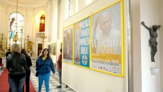 Papieskie plakaty w Kozłówce