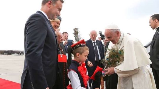 Papież Franciszek już w Polsce. Będzie latał śmigłowcem ze Świdnika (zdjęcia)