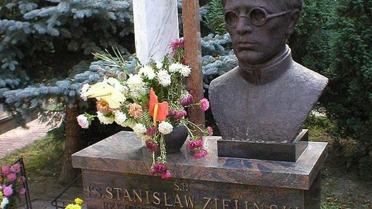 Papież przegrał z księdzem. "Szafowanie imieniem Jana Pawła II niestosowne"