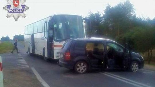 Paprotnia. Volkswagen zderzył się z autobusem