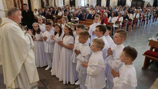 Parafia Świętej Rodziny: Pierwsza Komunia dzieci ze Szkoły Podstawowej nr 38 (zdjęcia)