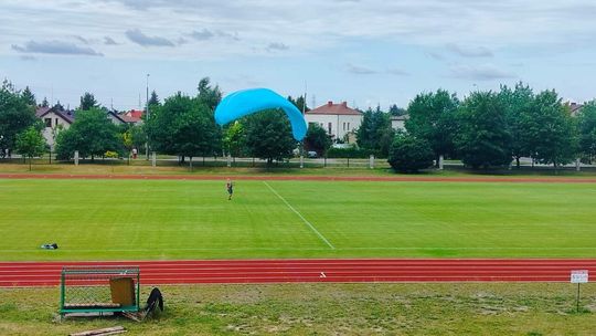 Paralotniarz chciał wystartować z boiska. Szkoła w szoku 