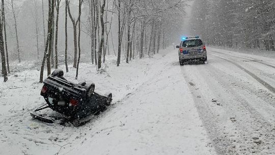 Parczew. Dachowanie BMW na zaśnieżonej drodze