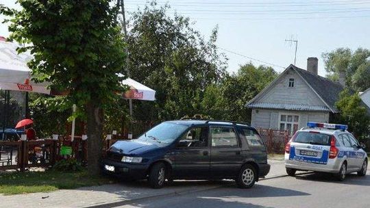 Parczew: Policjanci zatrzymali pijanego kierowcę, który uderzył w drzewo rosnące przy ogródku piwnym