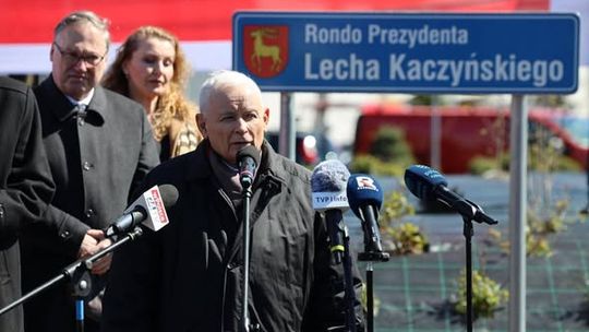 Uroczystości otwarcia ronda im. Lecha Kaczyńskiego w Parczewie z udziałem Jarosława Kaczyńskiego.