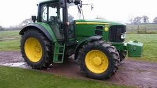 Parczew: Włamali się do garażu i uciekli traktorem za 300 tys. zł